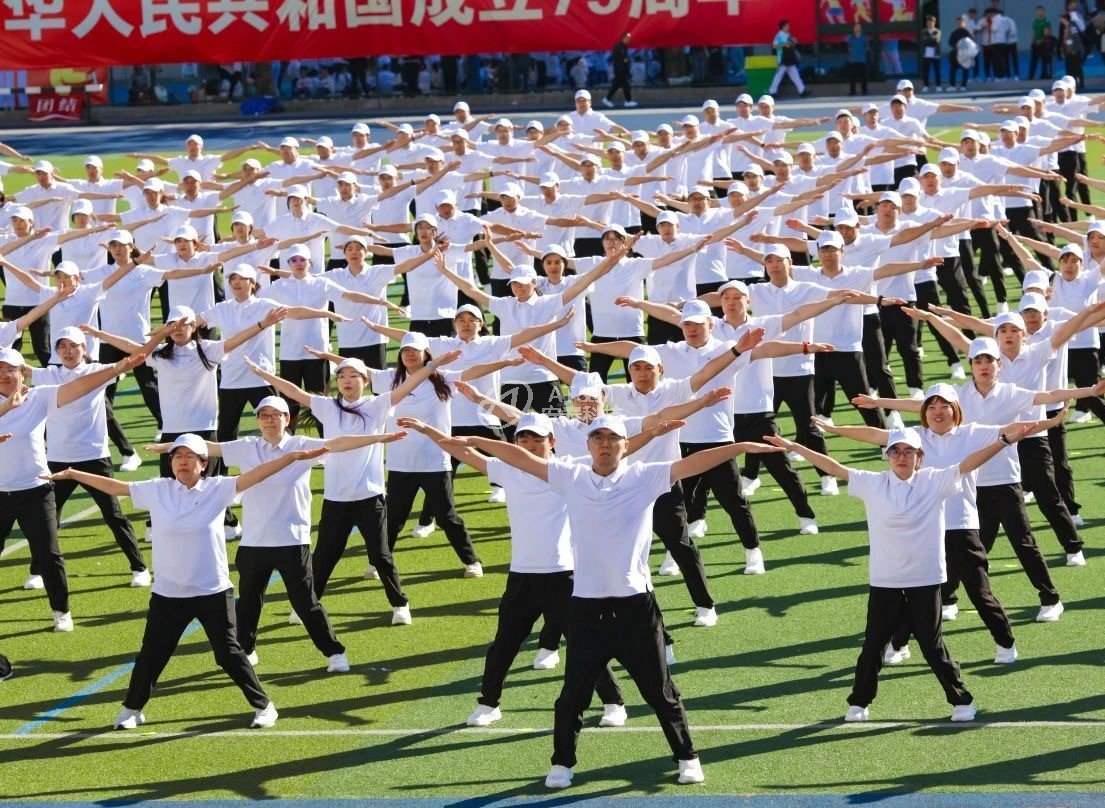 圖3 青春舞動展風采 團隊凝心譜華章.jpg 圖3 青春舞動展風采 團隊凝心譜華章.jpg